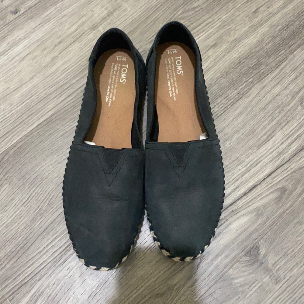 TOMS black leather sz 11 - like new!